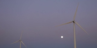 两个风力涡轮机和满月