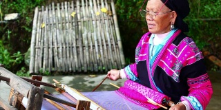 中国妇女在龙胜编织