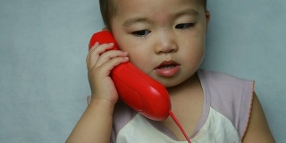 宝宝对着电话喇叭呀呀学语