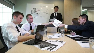 商务团队在会议室开会视频素材模板下载