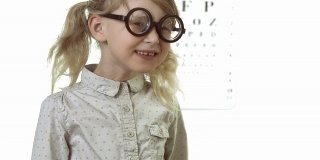 戴着滑稽眼镜的小女孩