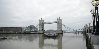 黎明时分，伦敦塔桥