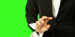 商业女性的手移动触摸屏手势与绿色屏幕背景