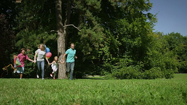 家庭在公园跑步