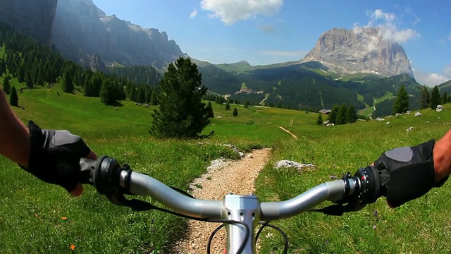 骑自行车下山是一条高山小径