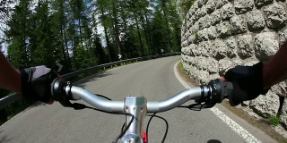 骑自行车下山的一条高山路