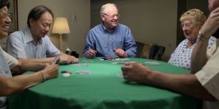 老人在纸牌游戏中获胜