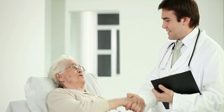 医生和病人握手。
