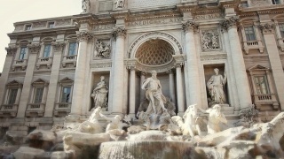 在罗马的许愿池里扔硬币视频素材模板下载