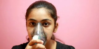 印度少女喷雾器自己治疗