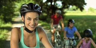 一个骑着自行车的女人的肖像