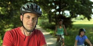 一个骑自行车的男人的肖像