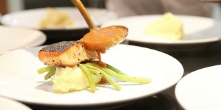 HD:厨师烹饪美食鲑鱼排主菜