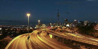 奥克兰天空塔白天到晚上的时间推移高清视频。新西兰
