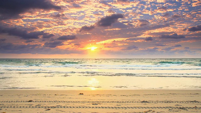 高清时间流逝:在佛罗里达海滩上的日出Cloudscape