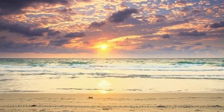 高清时间流逝:在佛罗里达海滩上的日出Cloudscape