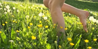 超级慢莫:女人跑在野花上