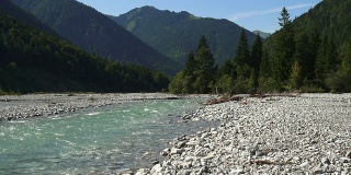 高山景观中的高清天然河流(可循环)