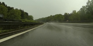 POV在下雨的公路上驾驶