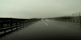 在下雨的高速公路上开车
