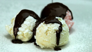 高清巧克力酱淋冰淇淋(4:2:2)视频素材模板下载
