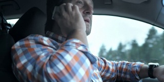 HD:一名男子在开车时打电话