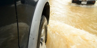 开车经过被水淹没的道路