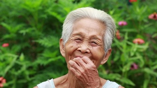 一位亚洲老妇人的肖像视频素材模板下载