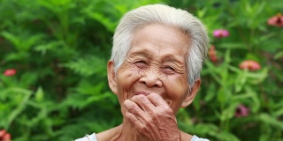 一位亚洲老妇人的肖像