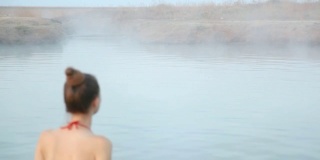 日出时的温泉，妇女洗澡，Genichesk，乌克兰