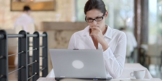 高清多莉:商业女性使用笔记本电脑在Café