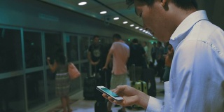 一名男子在地铁站使用智能手机