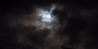 黑天空下的月亮和云