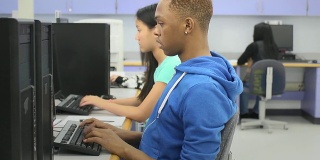 男学生在教室里使用电脑