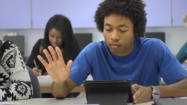 男学生互动在课堂上使用数字平板电脑