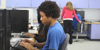 男学生在教室里使用电脑