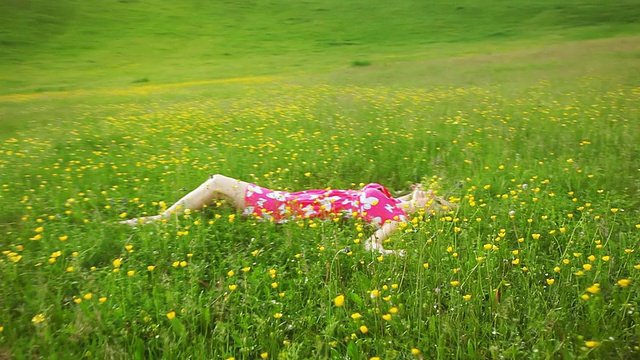 躺在田野里的女人