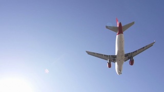 飞机在下降时飞过摄像头视频素材模板下载