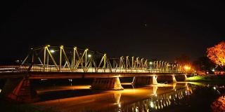 延时:钢桥上从黄昏到夜晚的夜间交通