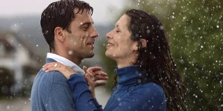 HD超级慢动作:情侣在雨中跳舞