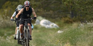 HD超级慢动作:山地自行车骑上坡
