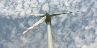 高清的风力涡轮机。清洁能源。