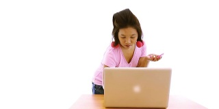摄影:女孩在用笔记本电脑化妆