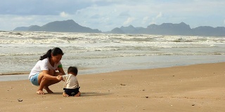 婴儿在海滩上爬