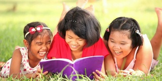 三个女孩在看书