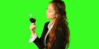 商业女人看葡萄酒与绿色的屏幕背景