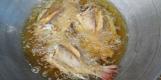 煎的鱼。(泰国菜)2