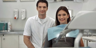 高清多莉:一个男性牙医和病人的肖像
