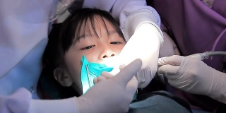 牙医诊所的小女孩。