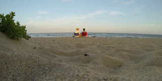 坐在佛罗里达海滩上的夫妇